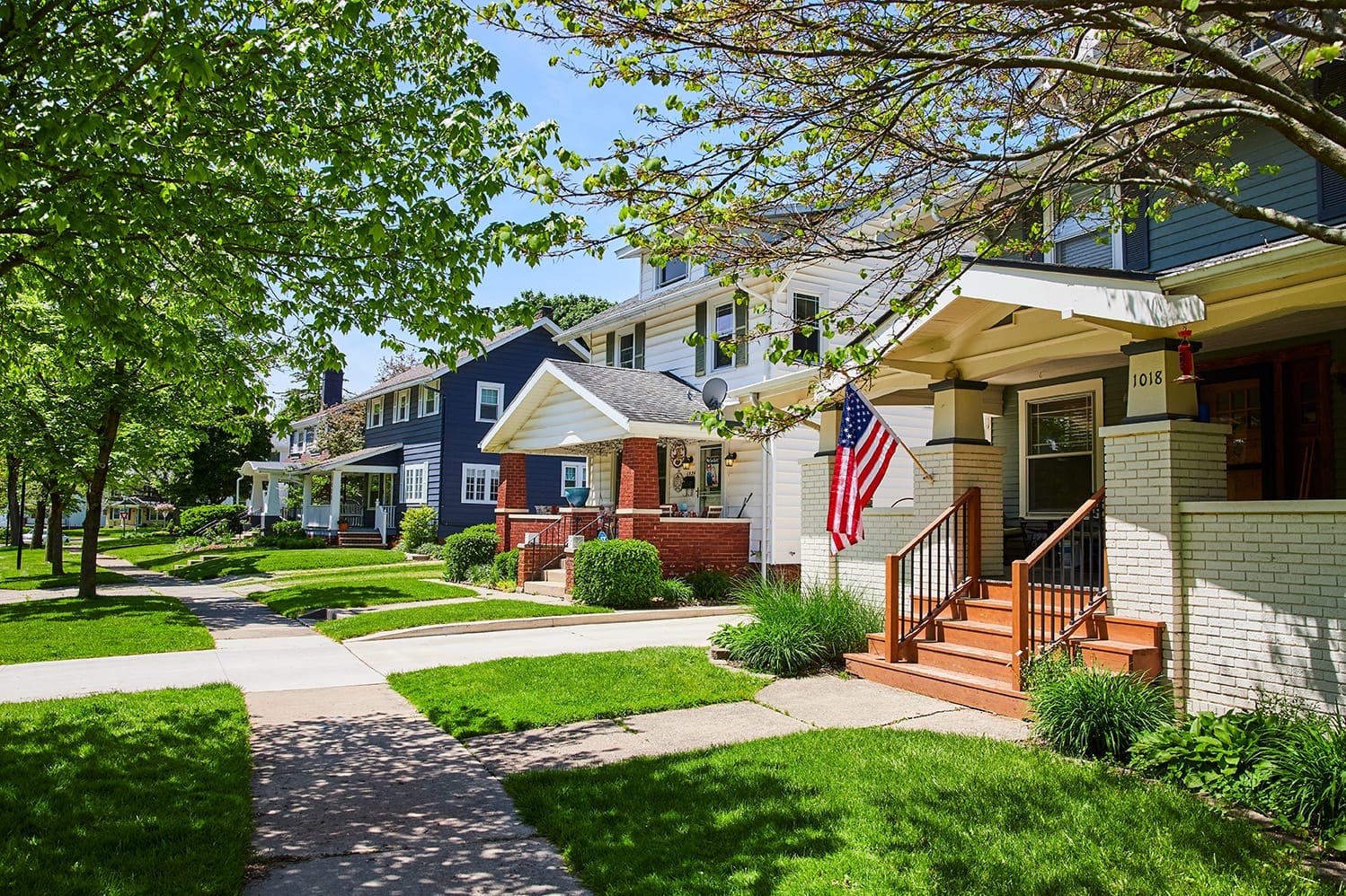 Charming,American,Townhouses,With,Flag,,Sunny,Suburban,Street